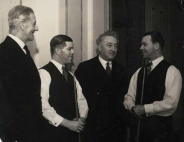 Walter Lindrum and Joe Davis talking to Prime Minister Joseph Lyons