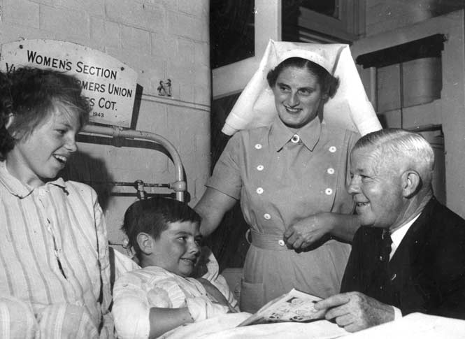 Walter Lindrum visiting the Royal Children's Hospital
