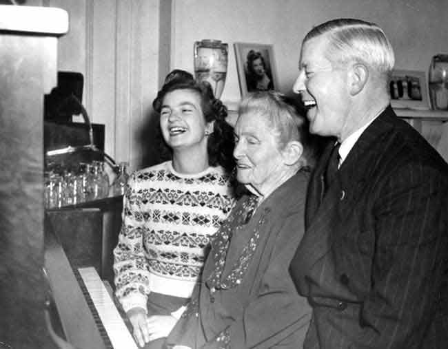 Walter Lindrum with his Mother, and Niece Dolly